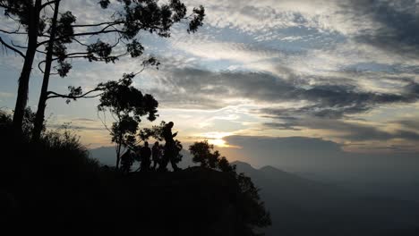 Luftdrohnenaufnahme-Von-Touristen,-Die-Auf-Dem-Berühmten-Aussichtspunkt-Ella-Rock-In-Sri-Lanka-Stehen,-Während-Sie-An-Einem-Bewölkten-Morgen-Im-Morgengrauen-Wandern