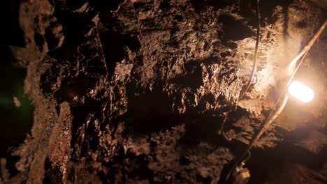 Verwackelte-Aufnahmen-Einer-Unterirdischen-Höhle