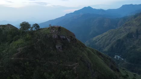 Hochwinkelaufnahme-Der-Luftdrohne-über-Little-Adam&#39;s-Peak-Hill---Dem-Beliebten-Ausflugsziel-In-Ella-Town,-Sri-Lanka