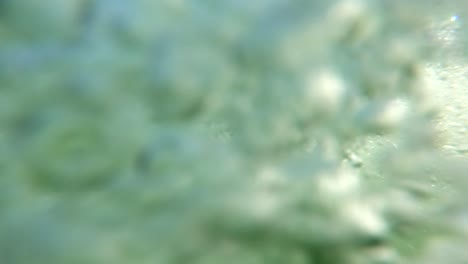 Kamera-Geht-Unter-Wasseroberfläche-Mit-Vielen-Wasserblasen,-Keine-Menschen,-Knifflig,-Unter-Wasser