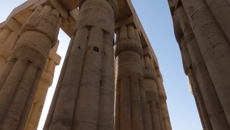 Blick-Auf-Die-Säulen-Der-Säulenhalle-Im-Luxor-tempel,-Säulen-Der-Altägyptischen-Zivilisation