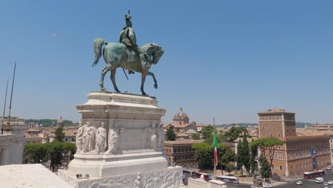 Panning-shot-of-the-Vittorio-Emanuele-II-Monument-with-busy-traffic-behind