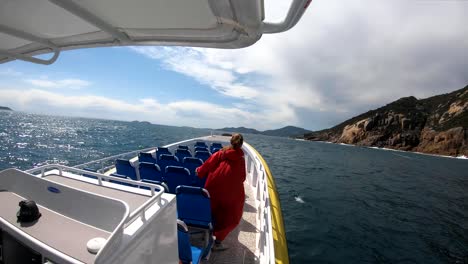 Ein-Motorboot-Fährt-Mit-Hoher-Geschwindigkeit-Entlang-Der-Australischen-Küste
