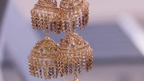 Gold-Jewelry-to-be-worn-by-the-bride-at-an-Indian-Wedding