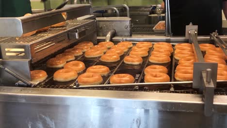 Ein-Qualitätskontrollbäcker,-Der-Die-Unvollkommenen-Donuts-Aus-Einer-Fritteuse-Entfernt