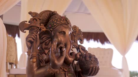 Eine-Bronzestatue-Des-Gottes-Ganesh-Bei-Einer-Indischen-Hochzeit