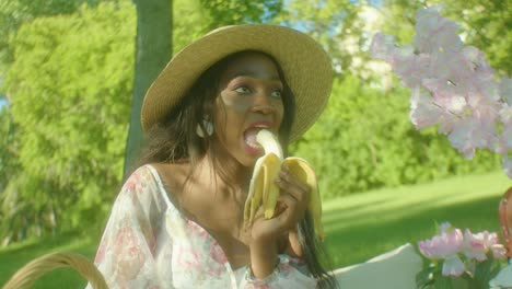 Mujer-Negra-Comiendo-Plátano-En-El-Parque-Dolly-En-Primer-Plano