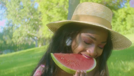 Schöne-Schwarze-Frau-Nimmt-Einen-Großen-Bissen-Von-Saftiger-Wassermelonenscheibe