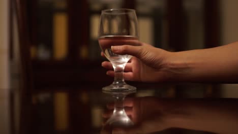 Weinglas-Mit-Wasser-In-Die-Hand-Nehmen