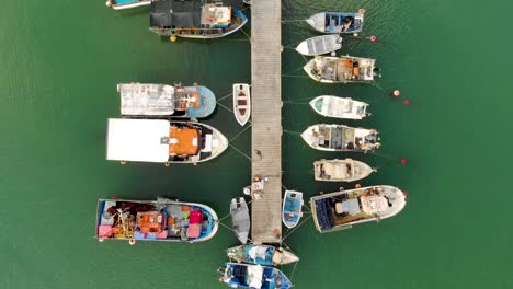 Barcos-De-Pesca-Amarrados-En-Un-Muelle-2