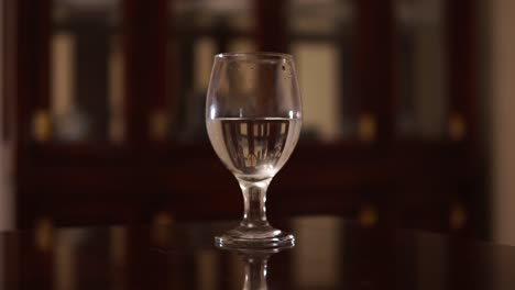 Wasser-Tropft-In-Weinglas