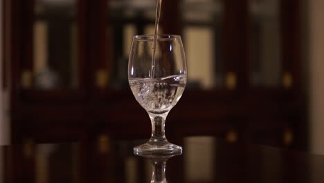 Gießen-Sie-Wasser-In-Ein-Weinglas,-Bis-Es-überläuft