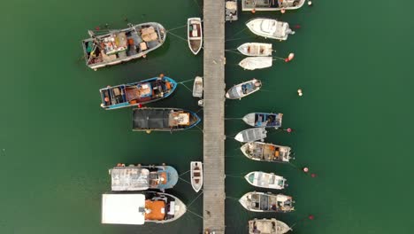 Fischerboote-Vor-Anker-Auf-Einem-Dock-In-Der-Algarve