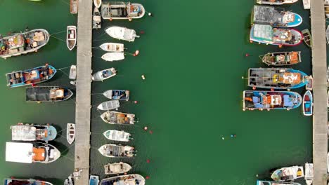 Barcos-De-Pesca-Amarrados-En-Un-Muelle-En-Algarve