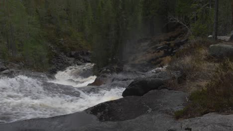 Cascada-Que-Fluye-En-Los-Bosques-De-Noruega