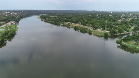 Vuelo-Aéreo-De-Drones-Sobre-El-Lago-En-Marble-Falls-Texas