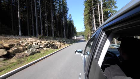 Conduciendo-Por-El-Parque-Nacional-De-Harz-En-Un-Día-Soleado