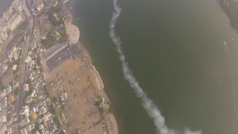 Selten---Einzigartige-Luft-zu-Luft-Aufnahmen-Eines-Stuntflugzeugs,-Das-Kunstflug-Ausführt---öffentliche-Flugshow-Am-Flussufer