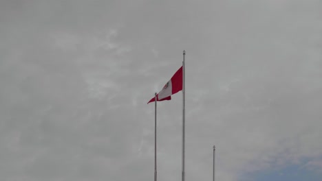 Peru-Flagge-Weht-Im-Wind