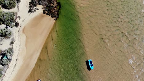 Kleines-Boot-In-Küstennähe-In-Der-Algarve