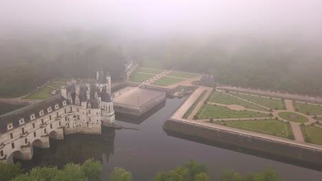 Erstaunliche-Luftaufnahmen-über-Einem-Französischen-Schloss