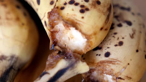 Plátano-De-Fruta-Biológica-Marrón-Podrido-En-Primer-Plano-Que-Es-Un-Mal-Desperdicio-De-Alimentos