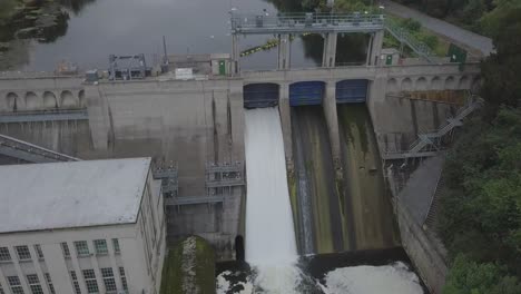 Luftaufnahmen-Eines-Damms-Eines-Elektrizitätswerkes
