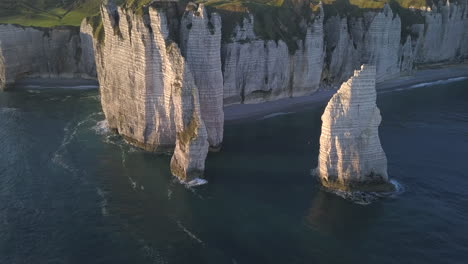 Luftaufnahmen-Der-Wunderschönen-Französischen-Küste-Entlang-Des-Dorfes-Étretat