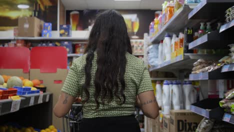 Una-Mujer-Compra-En-El-Supermercado-Local