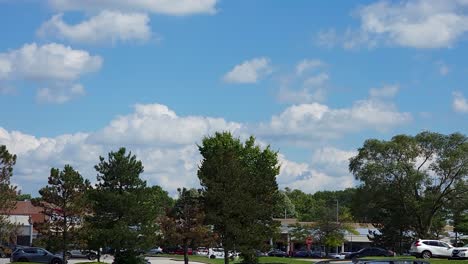 Hermoso-Día-Con-Cielo-Azul-Con-Nubes-En-Un-Día-Soleado