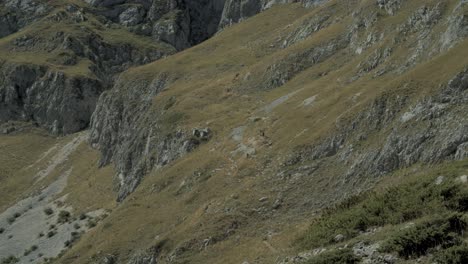 Menschen,-Die-In-Den-Bergen-Wandern,-Extreme-Weitwinkelaufnahme