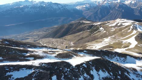 Hermosa-Vista-Aérea-De-Los-Acantilados-Escarpados-Cubiertos-De-Nieve-En-El-Turismo-Natural-De-Montaña