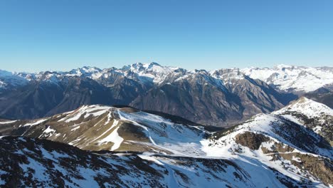 Panoramavideo-Einer-Atemberaubenden-Berglandschaft-Mit-Schnee-In-Den-Gipfeln-An-Einem-Sonnigen-Wintertag-In-Den-Pyrenäen