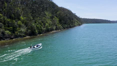 Eine-Atemberaubende-Gesamtansicht-Der-Kamerafahrt-Eines-Kleinen-Bootes-An-Der-Australischen-Küste,-Sonniger-Tag,-Bäume,-Meer-Und-Tageslicht