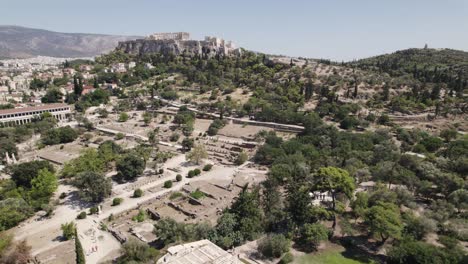 Drohne-Fliegt-über-Tempel-Des-Hephaistos-Und-Römische-Agora-In-Richtung-Akropolis