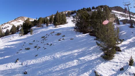 Subir-Al-Teleférico-Del-Telesilla-De-Snowboard-En-La-Estación-De-Montaña-De-Los-Pirineos-Durante-Un-Día-Soleado