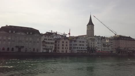 Berühmte-Fraumünsterkirche-Und-Münsterbrücke-über-Die-Limmat-Während-Der-Abendlichen-Blauen-Stunde-In-Der-Altstadt-Von-Zürich,-Der-Größten-Stadt-Der-Schweiz