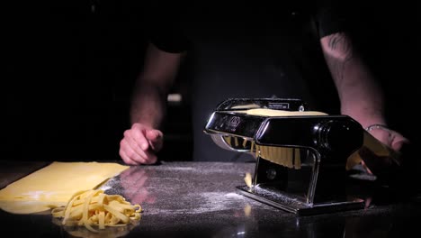 Chef-Irreconocible-Cortando-Masa-Haciendo-Pasta-Casera-Fresca,-De-Cerca