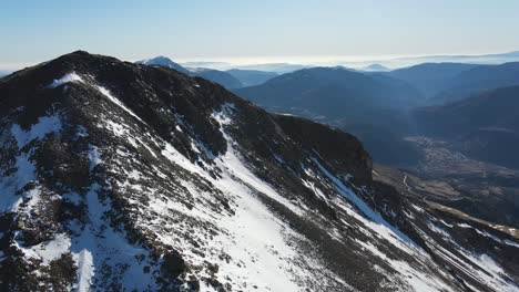 Erstaunlicher-Luftpanoramablick-Auf-Die-Schneeberglandschaft-In-Den-Pyrenäen-Während-Des-Sonnigen-Wintertages