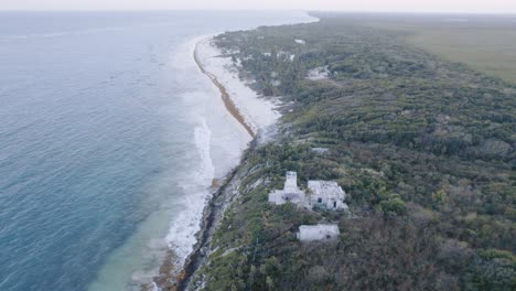 Aerial-Dolly-Drohne-Aufnahme-Der-Küste-In-Tulum-Mexiko-Mit-Felsen,-Sandstrand-Mit-Blick-Auf-Den-Bewölkten-Himmel-Sonnenaufgang-4k