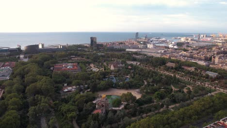 Luftaufnahme-Des-Ciutadella-Parks,-Barcelona,-Spanien-Mit-Dem-Barceloneta-viertel-Und-Dem-Moditerranen-Meer-Im-Hintergrund