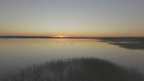 Boote-Auf-Dem-See-An-Einem-Ruhigen-Abend-Bei-Sonnenuntergang