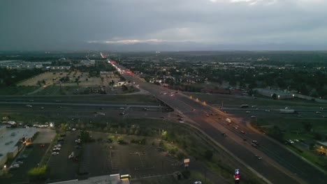 Tráfico-Conduciendo-En-El-Paso-Elevado,-Las-Calles-Y-La-Carretera-De-La-Autopista-Por-La-Noche-En-Denver,-Colorado,-Ee.uu.