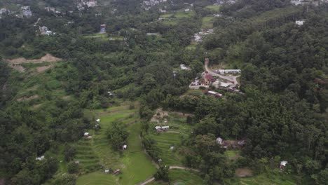 Paisaje-Verde-De-Casas-Construidas-En-Colinas-Rodeadas-De-árboles-Y-Tierras-Agrícolas-En-Nagaland,-India