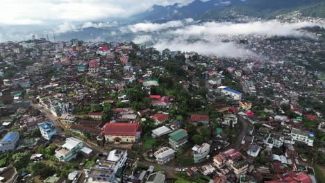 Toma-Aérea-De-La-Construcción-De-Una-Casa-En-La-Cima-De-Las-Colinas-En-Nagaland,-India
