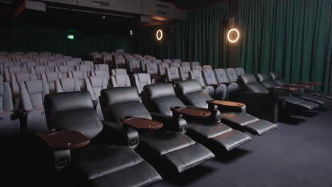 Kino-Mit-Modernen,-Luxuriösen-Ledersesseln-Und-Gedämpftem-Licht,-4k