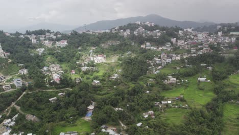 Filmische-Luftaufnahme-Von-Haus,-Gebäude-Auf-Hügeln-In-Nagaland,-Indien