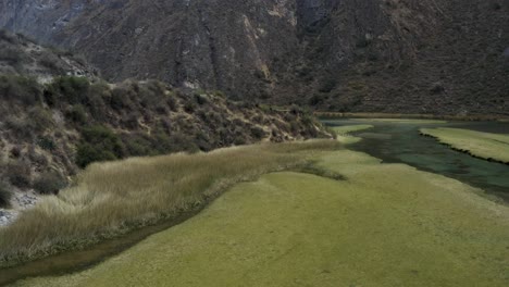 Schöne-Luftaufnahme-Des-Flussufers-Im-Peruanischen-Hochland