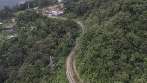 Un-Camino-En-Medio-Del-Bosque-Conduce-A-Pequeñas-Casas-En-Las-Colinas-De-Nagaland-India