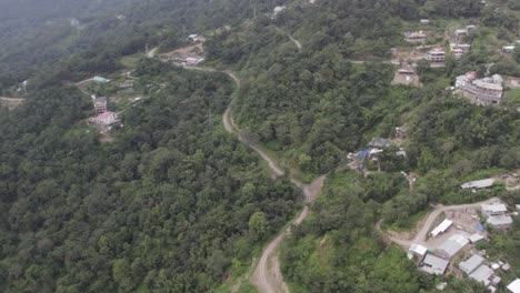 Schöne-Naturlandschaft-Von-Häusern-In-Waldhügeln-Nagaland